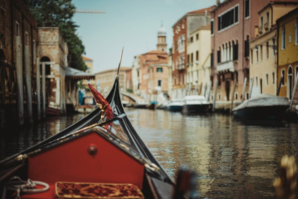 vue depuis une gondole à Venise en Italie