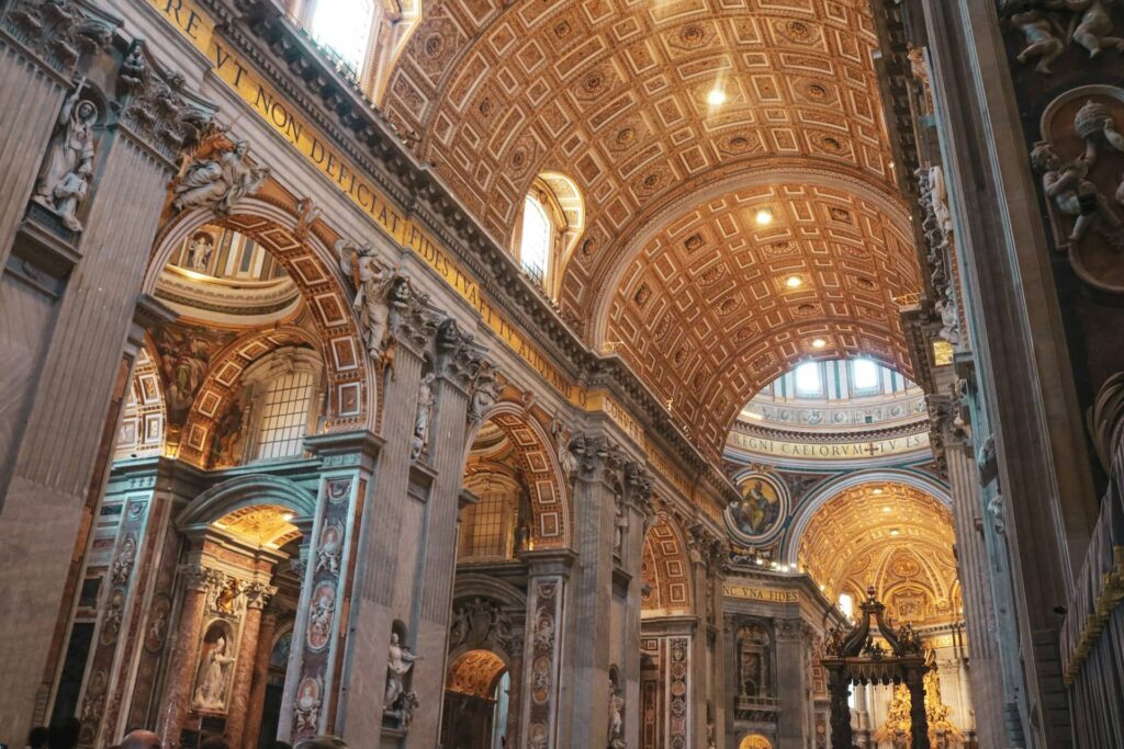 Intérieur de la basilique Saint-Pierre à Rome