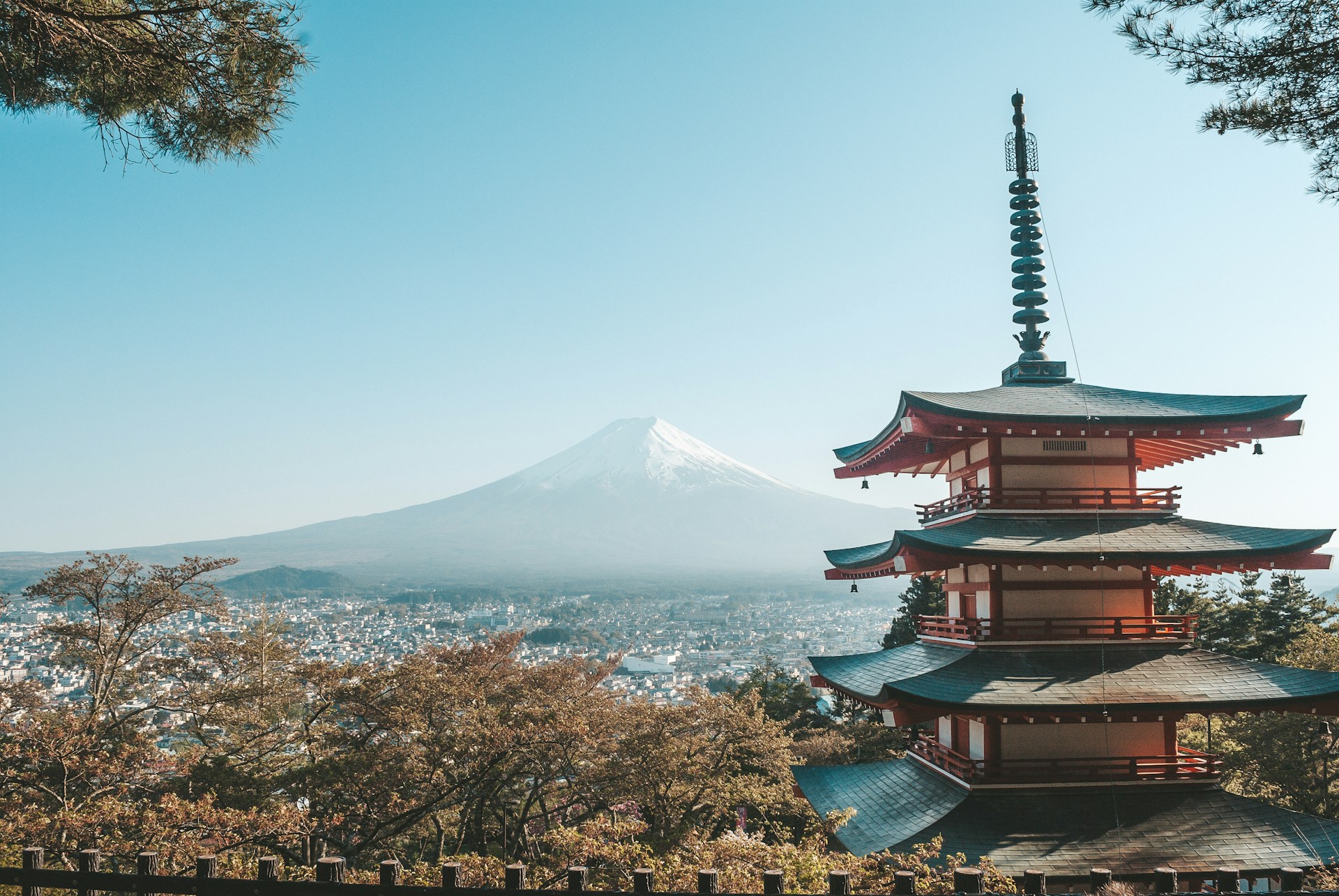 Vue sur une pagode d'un temple au Japon avec le Mont Fuji en arrière plan