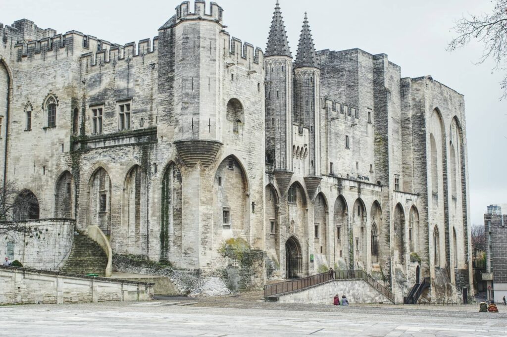 Vue sur le palais des papes à Avignon en France