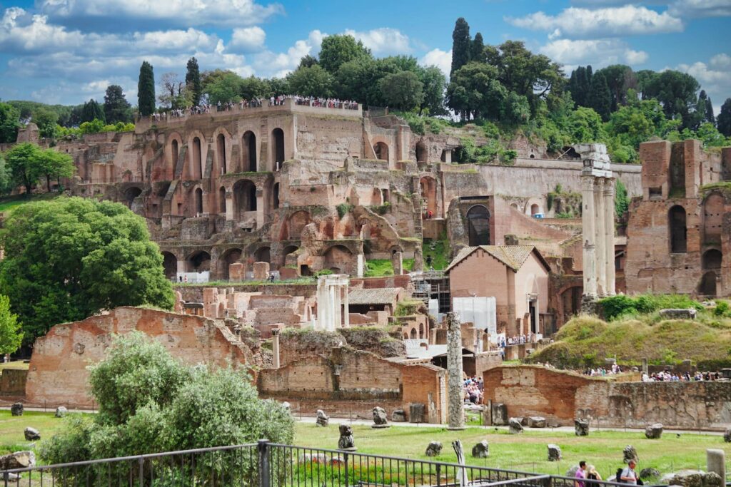 Vue sur le jardin du Forum romain de Rome en Italie