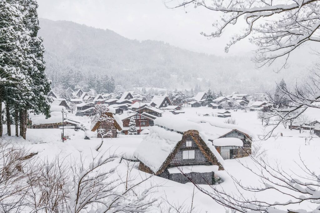 vue en hiver du village Shirakawa-go Le Village de Le Conte de la Princesse Kaguya au Japon