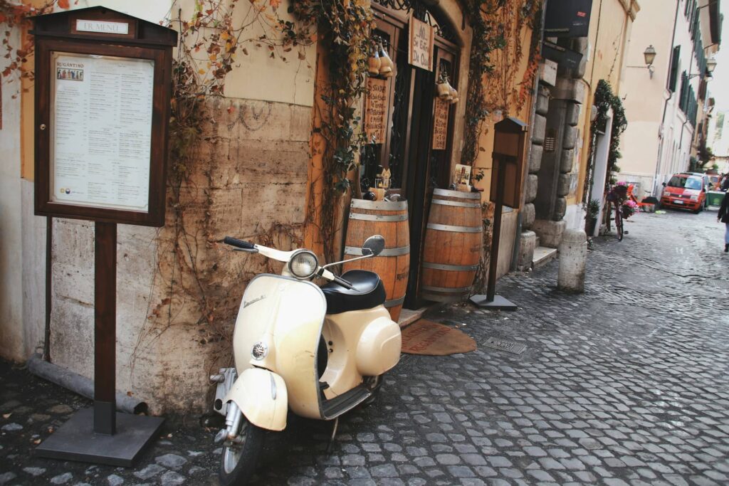 Vue sur un restaurant du quartier de trastevere à Rome en Italie