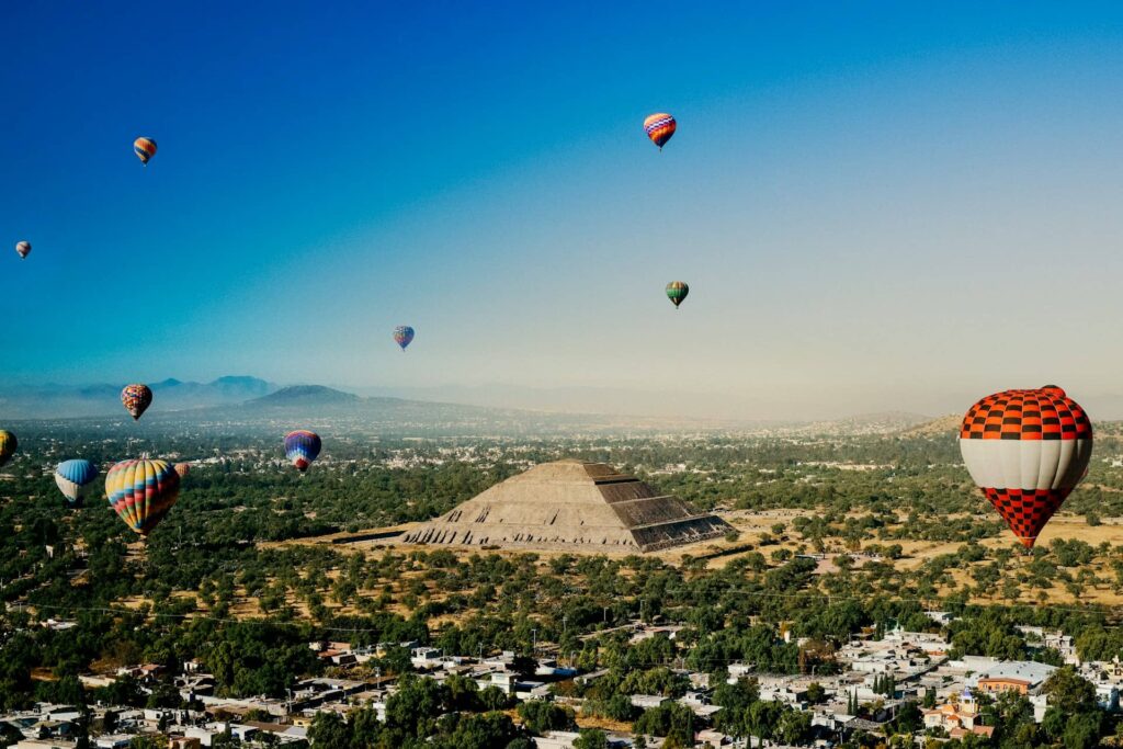 Vue aérienne des pyramides de teotihuacan avec des montgolfières