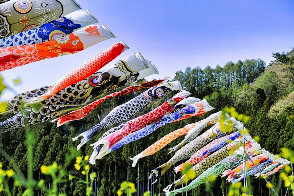 Ensemble de cerf-volants japonais Koinobori de différentes couleurs