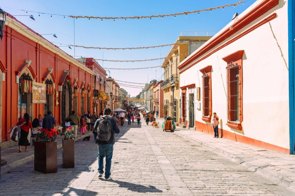 rue Oaxaca Mexique avec passants