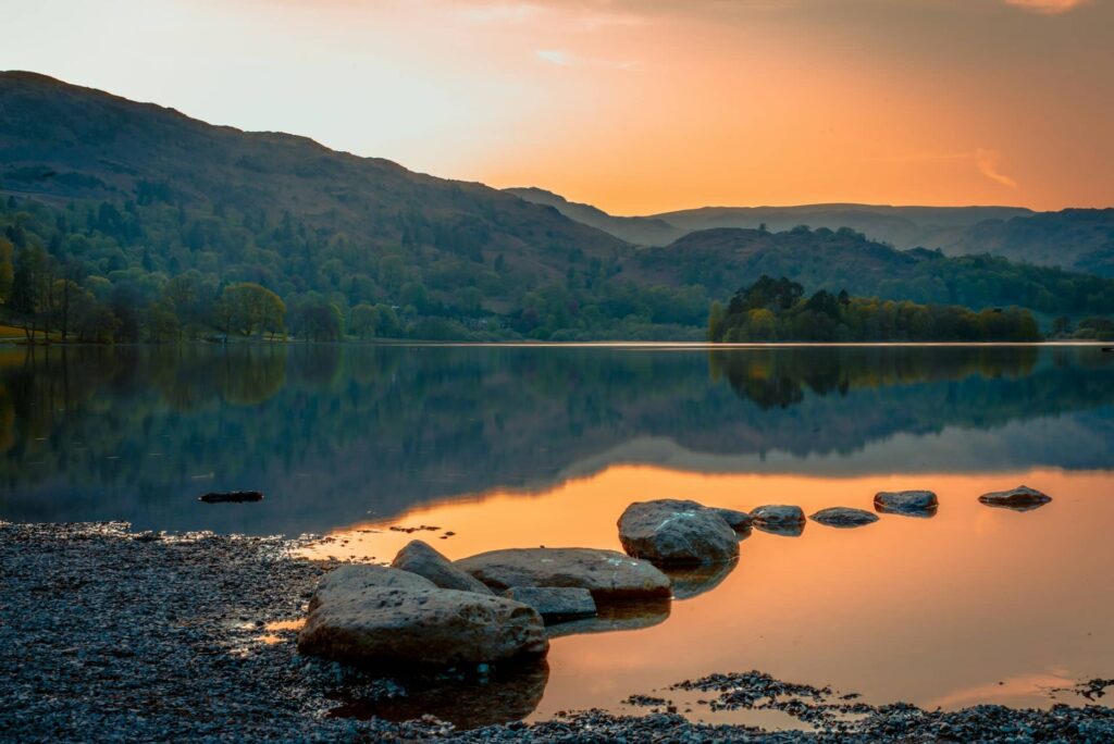 vue sur un lac à Lake District au coucher du soleil en Angleterre