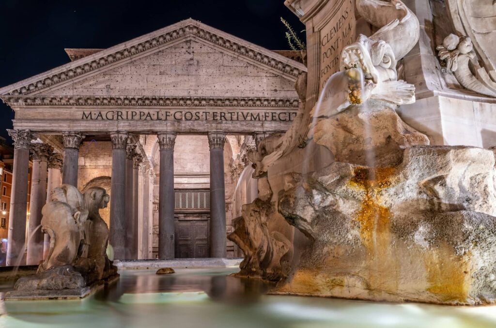 Vue sur le pantheon de Rome et sa fontaine